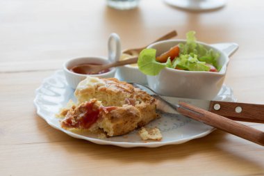 Çörekler çedar peyniri ve sebze salatası ile pastırma ile