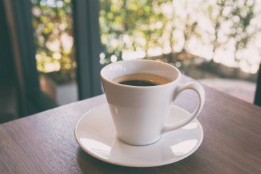  Tahta bir masada bir fincan kahve.