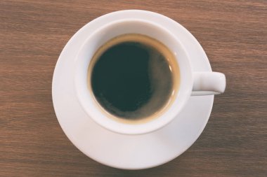  Tahta bir masada bir fincan kahve.