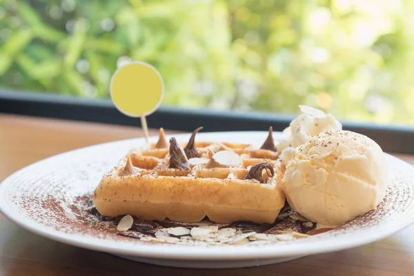 çikolata sosu ve dondurma waffle