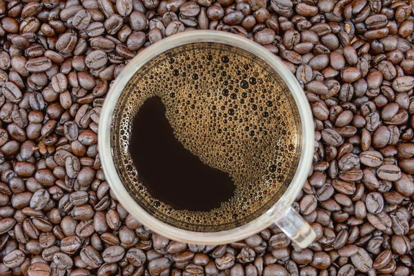 咖啡豆上的咖啡杯 — 图库照片