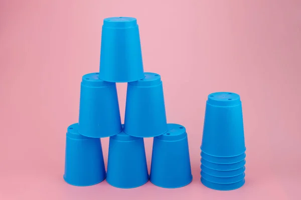 mavi plastik bardak yığar. Hız yığın Kupası.