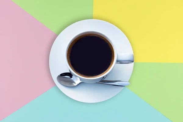 Чашка кофе на цветной бумаге — стоковое фото