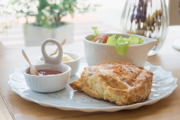 Çörekler çedar peyniri ve sebze salatası ile pastırma ile