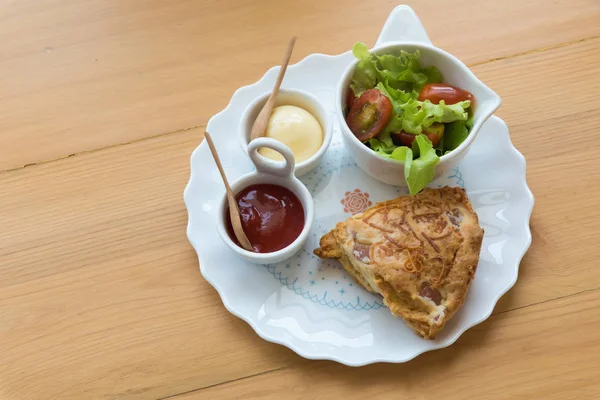 Çörekler çedar peyniri ve sebze salatası ile pastırma ile