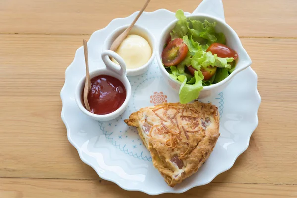 Çörekler çedar peyniri ve sebze salatası ile pastırma ile