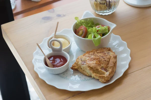 Çörekler çedar peyniri ve sebze salatası ile pastırma ile