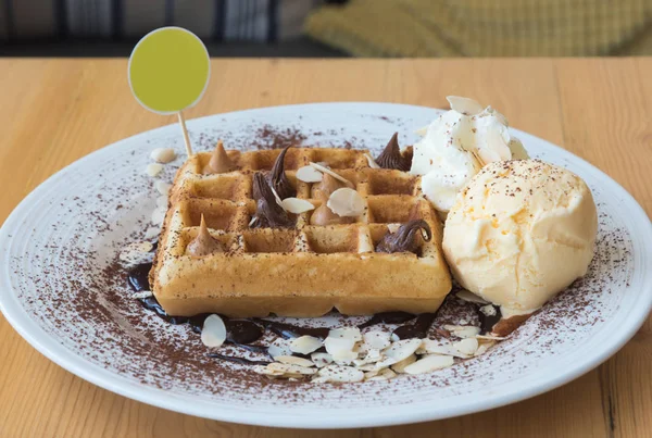 Wafels met chocoladesaus en ijs — Stockfoto