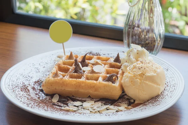 çikolata sosu ve dondurma waffle