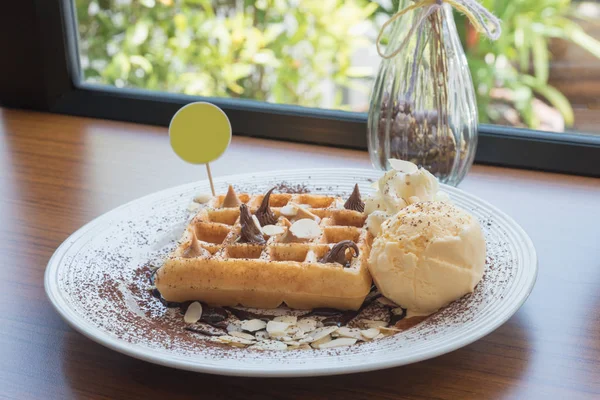 çikolata sosu ve dondurma waffle