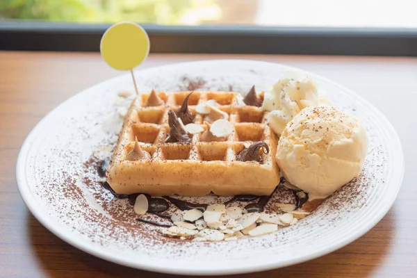 çikolata sosu ve dondurma waffle