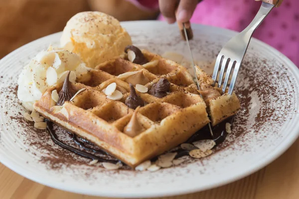çikolata sosu ve dondurma waffle