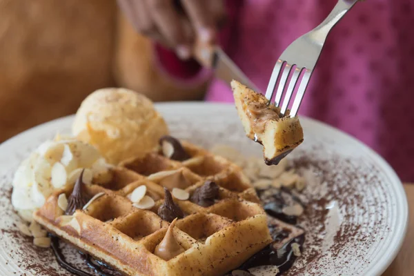 çikolata sosu ve dondurma waffle
