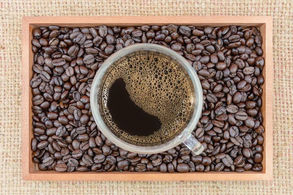Kaffeetasse und Kaffeebohnen im Karton — Stockfoto