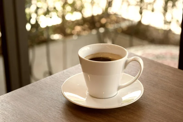 Tasse de café sur une table en bois — Photo