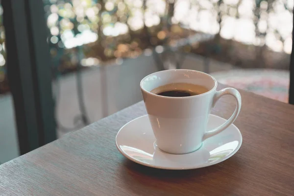 Tasse Kaffee auf einem Holztisch — Stockfoto