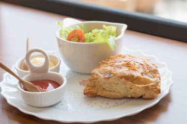 Çörekler çedar peyniri ve sebze salatası ile pastırma ile