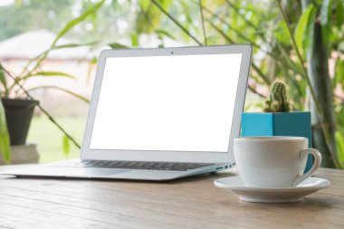 Açık havada ahşap bir masa üstünde laptop