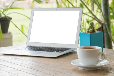 Açık havada ahşap bir masa üstünde laptop