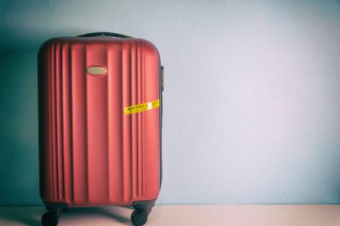 dört tekerlekli sert kabuklu kırmızı çanta