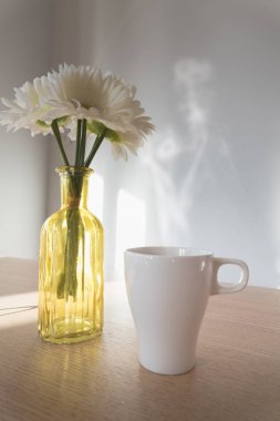 Masada bir fincan kahve.