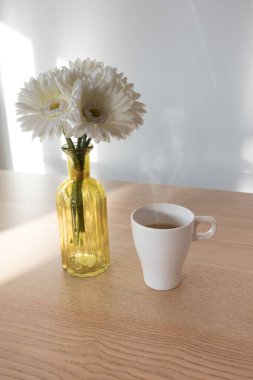 Masada bir fincan kahve.