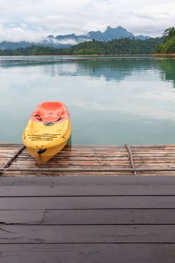 Dağlar görünümü arasında kayık
