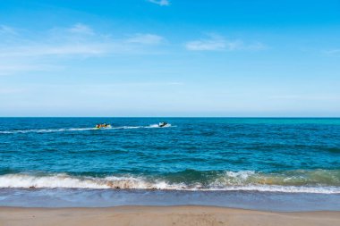 denizin kenarında yaz tatili. Güzel parlak mavi su ve kırmızı bir