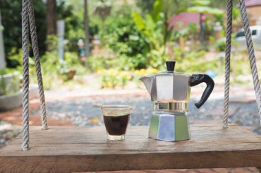 Vintage retro kirli beyaz alüminyum İtalyan espresso kahve pot