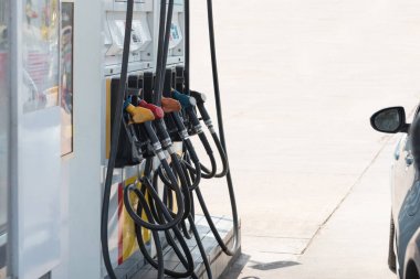 Yakıt ikmali için tanıtıcı yakıt bașlık