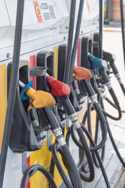 Yakıt ikmali için tanıtıcı yakıt bașlık