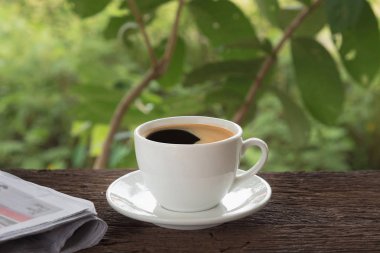 bir fincan kahve ve bir gazete 