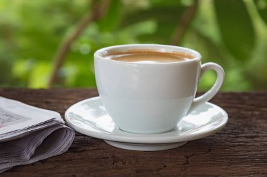 bir fincan kahve ve bir gazete 