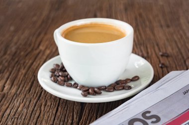 bir fincan kahve ve bir gazete 