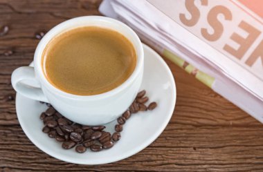 bir fincan kahve ve bir gazete 