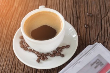 bir fincan kahve ve bir gazete 