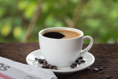 bir fincan kahve ve bir gazete 