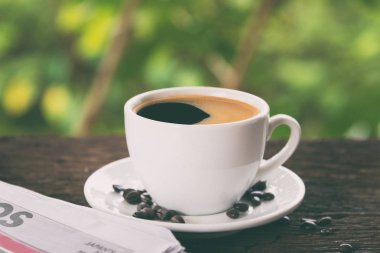 bir fincan kahve ve bir gazete 