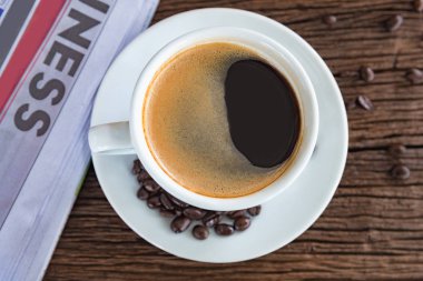 bir fincan kahve ve bir gazete 