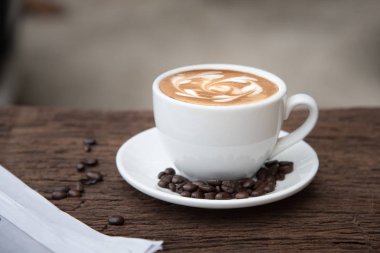 bir fincan kahve ve bir gazete 