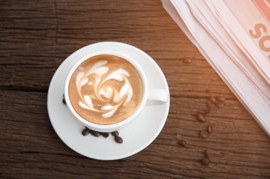 bir fincan kahve ve bir gazete 