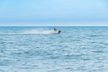 Jet ski süren adam. 