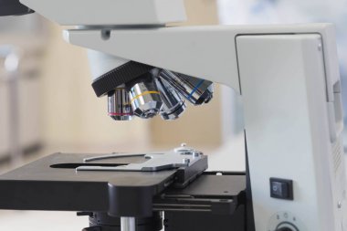 laboratuvar mikroskobu ve ekipmanı