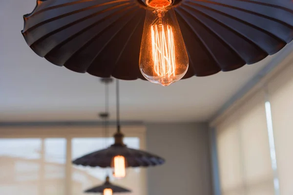 Лампочка декоративна в кафе — стокове фото