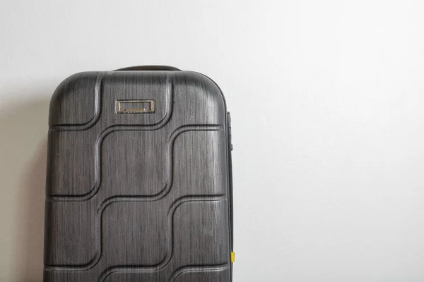 Четырёхколёсный чёрный чемодан — стоковое фото