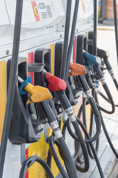 Yakıt ikmali için tanıtıcı yakıt bașlık