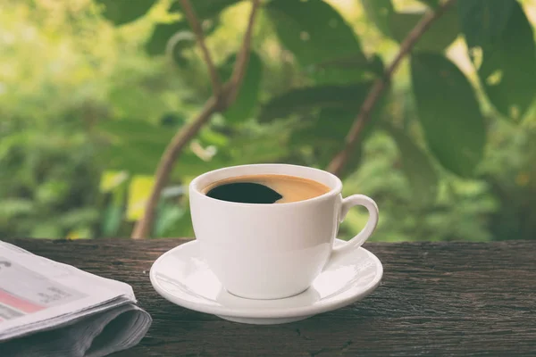 Eine Tasse Kaffee und eine Zeitung — Stockfoto