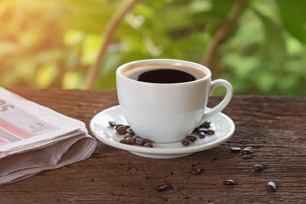 bir fincan kahve ve bir gazete 