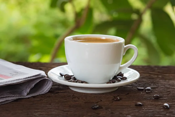 Eine Tasse Kaffee und eine Zeitung — Stockfoto