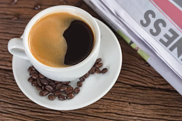 bir fincan kahve ve bir gazete 